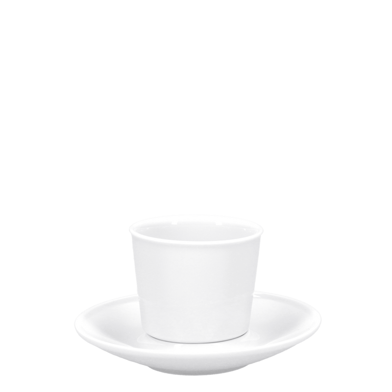 Une tasse blanche posée sur une soucoupe blanche.